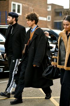 Street Style Autumn, London Fashion Week Mens, Black Overcoat, Men's Street Style, London Fashion Week Street Style, Gucci Loafers, Wool Overcoat, Straight Cut Jeans, Coat Style