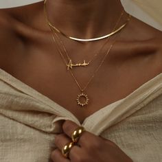 Ušný Piercing, Gold Filigree Necklace, Gold Locket Necklace, Sun Necklace, Gold Name Necklace, Jewelry Fashion Trends, Classy Jewelry, Jewelry Essentials, Summer Necklace