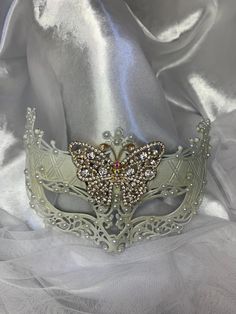 Sparkle butterfly mounted on a pearly mask. Elegant Silver Masks As Gift, Elegant Formal Masks For Carnival, Elegant Formal Mask For Carnival, Elegant White Masquerade Mask For Carnival, Elegant White Eye Mask, Formal Mardi Gras Masquerade Mask, Elegant Wedding Masks, White Eye Mask Masquerade Mask As Gift, Elegant Masquerade Mask For Formal Occasions