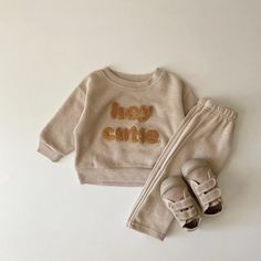 Get your little one dressed in style with this ultra-comfy jogger set. 😍 Made from cotton, it's perfect for those cool autumn days 🍂. The soft O-neck collar and pullover closure ensure a snug fit. Available in beige and khaki, this fashionable set is ideal for any age from 3 to 24 months. 🧶👶🏽 Specifications: Material: Cotton Fabric Type: Combed Cotton Sleeve Length: Long Fit: Fits true to size, take your normal size Season: Spring & Autumn Item Type: Sets Age Range: 3 - 36 months Gender: Ba Loose Trousers Outfit, Camel Pants, Trouser Outfit, Cool Baby, Loose Trousers, Sweatpants Set, Tracksuit Set, Baby Set, Jogger Set