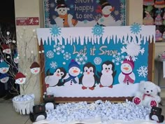 there are many snowman decorations on display