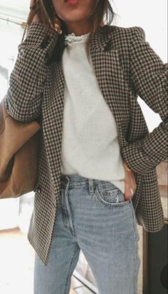 Vuitton Outfit, Dr Martens Outfit, Casual Chic Outfits, Blazer Outfits Casual, Summer Work Outfits, Mode Casual, Outfit Trends, Sweater White, Fashion Hair