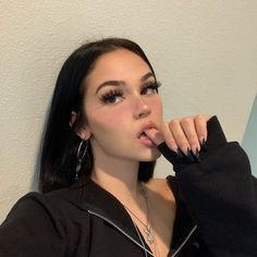 Makijaż Smokey Eye, Grunge Hair, Selfie Poses, Cute Makeup, Aesthetic Makeup, Girl Icons, Pretty Face, Aesthetic Girl