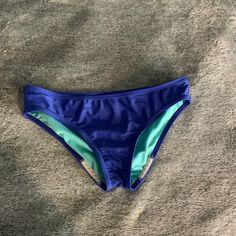 Never Worn Blue Stretch Tankini For Sunbathing, Blue Brief Tankini For Beach, Stretch Blue Tankini For Sunbathing, Blue Beach Tankini Brief, Blue Beach Tankini With Briefs, Blue Stretch Tankini For Swimming, Blue Brief Swimwear For Beach Party, Fitted Bottoms For Poolside, Blue Stretch Swimwear For Pool