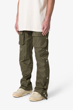 the Snap Front Cargo Pants are designed with a relaxed fit throughout, with cargo pockets at the side seam, snap closures at the outseam with a zipper underneath from the knee down, velcro closure at the leg opening and finished with a tonal cotton drawcord. details relaxed fit 100% nylon snaps and zipper at outseam model is 6’1, 140 lbs and wears a size 30 Nylon Cargo Pants, 140 Lbs, Green Joggers, Cargo Pants Outfit, Side Snap, Nylon Pants, Green Cargo, Maternity Shops, Loungewear Shorts