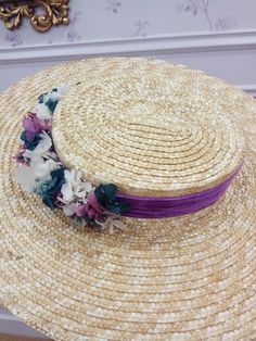 Wide brim straw hat decorated with preserved flowers in shades of violet, beige and blue. This beautiful hat is ideal for any occasion. An elegant hat for weddings, social events, horse races and summer parties. *Design : This hat is made with high quality materials , using traditional millinery tecniques. all our hats are hand sewn and so each hat is unique. *Description : With a flat brim and low oval top attached to the head with a hair matching millinery elastic, worn around the back of the 1900s Hats, Bergere Hat, Boater Hat Women, Hat For Wedding, Wedding Straws, Elegant Hat, Horse Races, Wide Brim Straw Hat, Shades Of Violet