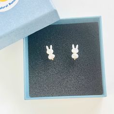 Estos aretes de perlas de conejo son una adición encantadora a cualquier colección de joyas. La cabeza del conejito está hecha de concha, mientras que el cuerpo está hecho de brillantes perlas de agua dulce.






 Con su diseño lindo y puro, estos aretes de perlas en forma de conejito seguramente agregarán un toque de fantasía a cualquier atuendo.






 Dimensiones: 0,8 cm * 2 cm






 Materiales: Perlas de agua dulce, cabeza de conejo: perla de concha, agujas de plata 925 Rabbit Head, Bunny Head, Pure Design, Pearl Stud Earrings, Pearl Studs, Fresh Water, Freshwater Pearls, 925 Silver, Jewelry Collection