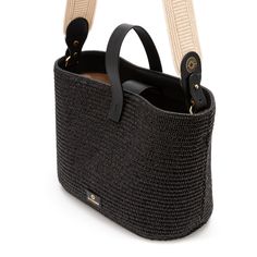 Traditional design basket made of black jute and with leather details. This tote bag with double handle is perfect for its medium size. It is made of jute and has an inner cotton lining. In addition, since it has a short and a long handle, it can be carried in various ways, making it a very versatile basket.