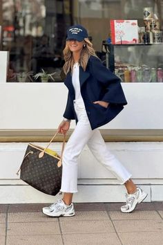 Discover cute and casual ways to style the popular New Balance sneakers into your everyday outfits with these trendy ideas! Whether you're styling the popular 530 shoes or other sneakers, these casual outfit ideas are sure to elevate your look with a cool aesthetic touch. For example, we love this look with white jeans, a Louis Vuitton Neverfull bag, and a navy blue blazer – it's the perfect weekend outfit! Neverfull Outfit, Zara Outfit Ideas, New Balance 530 Outfit, Jeans And Sneakers Outfit, Blue Blazer Outfit, Sneakers Outfit Casual, Latina Outfits, New Balance Outfit, Stile Hijab