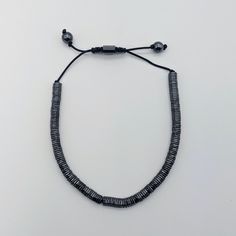 Pulsera de hematita gris de alta gama: se cree que la hematita promueve la estabilidad y la protección.

 Cordón Trenzado Negro

 Diseño contemporáneo sencillo

 Peso: 13,0 gramos

 Tamaño de la cuenta: 4 mm en su punto más ancho

 Nudo de macramé ajustable

 Rango ajustable:

 Talla única

 Se entrega en bolsa de seda de presentación. Adjustable Gunmetal Metal Bracelets, Adjustable Gunmetal Metal Bracelet, Adjustable Magnetic Metal Bracelet, Adjustable Gunmetal Bracelet, Modern Hematite Bracelets As A Gift, Modern Adjustable Black Beaded Jewelry, Adjustable Beaded Gunmetal Jewelry, Adjustable Gunmetal Beaded Jewelry, Adjustable Silver Magnetic Bracelets