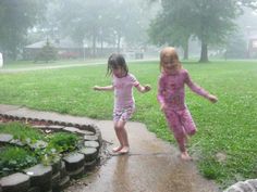 Playing In The Rain, Showers Of Blessing, Moss Fashion, Smell Of Rain, Street Aesthetic, Kids Aesthetic, Nostalgia Core, Bella Hadid Style, Girls Together