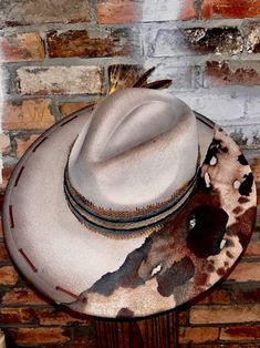 Yellowstone Custom Burned Hat. Western Wide Brim Cowboy Hat - Etsy Diy Western Accessories, Wide Brim Fedora Outfit, Burning Hats, Hat Design Ideas, Burnt Hats, Fedora Outfit, Burned Hats, Cowboy Hat Styles, Cowboy Hat Design