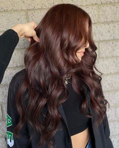 Dark Lavender Hair Brunettes, Chocolate Hair Green Eyes, Brown W Red Undertones, Raspberry Chocolate Hair Color, Dark Brown Copper Hair Color Balayage, Dark Copper Brown Balayage, Deep Brown Hair Color Dark Auburn, Rich Brown Copper Hair, Deep Red Brunette Hair