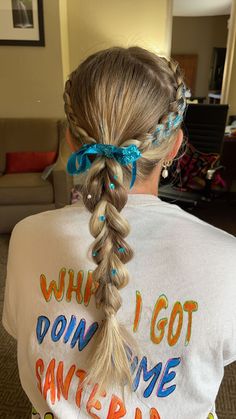 Fair Show Hair, Homecoming Cheer Hairstyles, Glitter In Hair Football Game, Softball Bow Hairstyles, Color Gaurd Hairstyles, Game Day Hairstyles With Ribbon, Football Cheer Hairstyles, Powder Puff Hairstyles, Game Day Hair Basketball