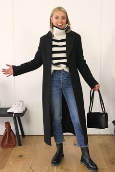 Style Long Black Coat, Dm Boots Outfits Winter, Docs Winter Outfit, Korean Style Fall Outfits, Long Coats For Women Outfits, Outfit Jeans Noir, Black Jacket Outfit Winter, Black Coatigan Outfit, Long Black Coat Outfit Winter Classy