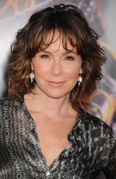 Jennifer Gray Hairstyles, Jennifer Grey Hair, Grey Hairstyles, Medium Length Wavy Hair, Cute Bangs, Jennifer Grey, Shag Haircuts, Stunning Hairstyles