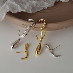 Add a touch of class and sophistication to your look with these unique, asymmetrical earrings.Material: Zinc Alloy. Unique Adjustable Luxury Jewelry, Trendy Jewelry Ideas, Water Drop Design, Drop Jewelry, Water Drop Earrings, Asymmetrical Earrings, Beautiful Water, Earrings Inspiration, Sterling Silver Stud Earrings