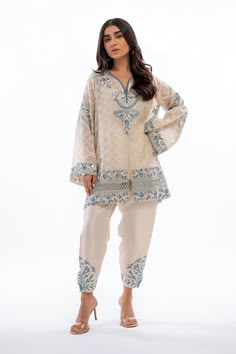 Short Kurti Designs, Sania Maskatiya, Pakistani Kurta, Co Ords Outfits, Kurta Style, Simple Kurta Designs, Aari Embroidery, Designer Dresses Casual, Party Wear Indian Dresses