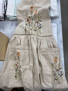 (1) Одноклассники Cottagecore Apron, Cottagecore Outfits, Cottagecore Fashion, Skirt Maxi, Embroidered Clothes, Embroidery Inspiration, Embroidery And Stitching, Mode Inspiration, Sewing Clothes