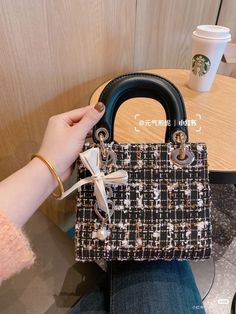 Small Purse Aesthetic, Style Winter 2023, Miss Dior Bag, Handbags Aesthetic, Purse Aesthetic, Wallets For Girls, Cute Mini Backpacks