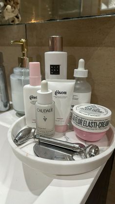 #coquette #skincare #shower #bodyroutine #selfcare #cleangirl #rituals #bathroom Bathroom Skincare Organization, Coquette Skincare, Bathroom Skincare, Soft Girl Makeup, Shower Products, Black Skin Care, Skincare Organization, Fancy Makeup