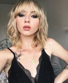 Wolf Cut With Micro Bangs, Blonde Micro Bangs, Gold Blonde Hair Honey, Shoulder Length Hair With Fringe, Coupe Shag, Blonde Wolf Cut With Bangs, Long Shag Micro Bangs, Blonde Hair Honey, Blonde Wolf Cut