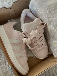 #campus #rosa #clean #girlhood Clean Girl Shoes Aesthetic, Adidas Campus 00s Aesthetic, Pink Campus 00s Outfit, Pink Campus 00, Adidas Campus Aesthetic, Clean Girl Shoes, Adidas Campus 00s Pink, Adidas Campus 00, Campus Shoes