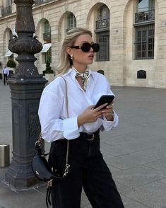 Handkerchief Outfit, Neck Scarf Outfit, Old Money Fashion, Money Fashion, Scarf Outfit, Office Outfits Women, Elegante Casual, Mode Inspo, Look Vintage