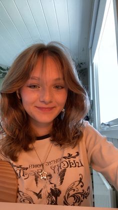 Wolfcut Hair Round Face, Short Frizzy Wavy Hair, Hair Inspo Shoulder Length Layers, Downtown Haircut Short, Grunge Girl Haircut, Haircut Ideas Shoulder Length With Bangs, Grunge Shoulder Length Hair, Girls With Wolfcut, Medium Length Grunge Hair