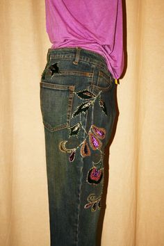 Cute, Women's jeans with floral embroidery made of color beads. Closure with zip and button. 2 front pockets and two back pockets. Practical and always in fashion casual clothing Measure taken flat you need to double Waist: 46 cm. Hips 50 cm. Length 106 cm. Height from waist to crotch 23 cm. 95% cotton - 5% Elastam Size XXL Weight 620 grams without packaging Please check the measurements to ensure a correct fit. Remember to allow yourself a little more room for movement. You can compare them to Bohemian Straight Leg Jeans With Floral Embroidery, Beaded Jeans, Flower Embroidered Jeans, Applique Jeans, Embroidered Fashion, Pants Cute, Jean Vintage, Shein Outfits, Color Beads