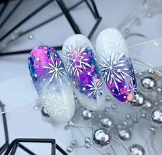 December 2024 Nail Ideas, Winter Nails Ideas 2024, January Birthday Nail Ideas, Winter Party Nails, Witchy Winter Nails, Purple Nails Christmas, Christmas Nail Art Designs Winter, Winter Purple Nails, Purple Snowflake Nails