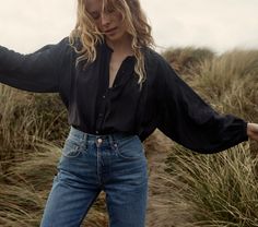 Discover the Jane Blouse in Black from DÔEN. In a cotton blend, the DÔEN Jane Blouse is inspired by our favorite muse, Jane Birkin. Pregnant Friends, Spring Capsule Wardrobe, Jane Birkin, Again And Again, Mother Of Pearl Buttons, Black Blouse, Vintage Denim, High Waist Jeans, Capsule Wardrobe