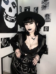 Purple Goth Outfits, Thick Goth Outfits, Thick Goth, Dark Gothic Fashion, Goth Outfit Inspo, Types Of Goth, Purple Goth, Goth Outfit Ideas, Costumes Couture