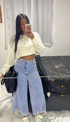 Look Calça Jeans Wide Leg, Outfits With Crocs, Wide Leg Outfits, Basic Outfits Summer, Wide Leg Jeans Outfit Summer, Bored Drawing, Wide Leg Jeans Outfits, Patch Pocket Jeans, Women Street Style