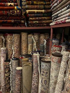 many different rugs are on display in a store