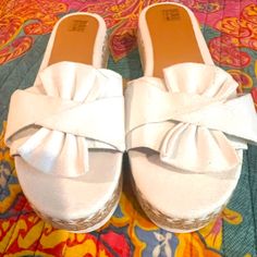 Very Cute Cream And Beige Bowtie Sandals. Slight Wedge. White Wedge Sandals For Summer Beach, White Casual Wedge Sandals For Summer, White Wedge Sandals For Summer Outings, White Synthetic Wedge Sandals For Beach, White Wedge Sandals For Beach Vacation, Chic White Wedge Sandals For Beach Season, Casual White Wedge Sandals For Beach, White Platform Sandals For Summer Outings, White Wedge Sandals For Beach Season