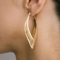 Solid Gold Geometric Tear Drop Hoop Earrings, Gift for Her, Wedding Gift, Fine Summer Jewelry, 14K Handmade Curved Thick Hoop Earrings Exclusively crafted from genuine gold, Zelveti jewelry embodies purity and longevity. Available in 14 or 18 karat gold, Zelveti jewels are designed to whisper to your soul and carry forward your story across generations. The hallmark of 585 (14 karat) or 750 (18 karat) stamped on your product certifies its authenticity in being made from real gold. As a result, y Baby Bracelet Gold, Thick Earrings, Thick Hoop Earrings, Drop Hoop Earrings, Handmade Gold Jewellery, Earrings Halloween, Solid Gold Earrings, Gold Jewellery Design Necklaces, Jewelry Design Earrings