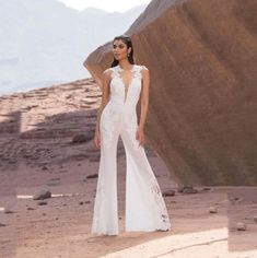 Brautmode 2025 | Weißer Jumpsuit Overall für die Braut Standesamtmode | Brautkleider Braut Accessoires Günstig Online Kaufen » Hochzeitskleid » Brautkleid Standesamt » Standesamtkleid Kollektion