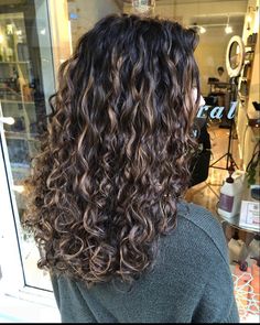 Wavy Hair 2023 Trends, Brown Hair Inspo Curly, Natural Curly Hair With Balayage, Curly Hair Balayage Cool Tone, Highlights Brown Hair Curly Wavy, Dark Curly Hair With Balayage, Brown Curly Hair With Balayage, Hair Color Ideas For Brown Curly Hair, Highlights For Dark Brown Wavy Hair