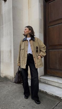 Tan Mules Outfit Casual, Beige Cargo Pants Outfit, Coffee Run Outfit, White Sweater Outfit, Barn Jacket, Trendy Fall Outfits, Group Chat, Jacket Outfits