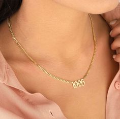 Descripción del producto:
Celebrela con nuestro exquisito collar personalizado chapado en oro de 14k, un regalo perfecto para cumpleaños, San Valentín, Navidad y cualquier otra ocasión especial. Esta popular cadena de eslabones cubanos está disponible en oro, plata y oro rosa y ofrece una variedad de opciones elegantes que combinan con su estilo.

Este collar personalizado está elaborado con amor y atención al detalle, lo que garantiza que sea  hipoalergénico para pieles sensibles. No solo eso, Customizable Stainless Steel Necklaces For Birthdays, Customizable Stainless Steel Necklaces For Birthday, Gold Stainless Steel Necklace For Birthday, Valentine's Day Birthday Clavicle Chain Jewelry, Rose Gold Chain Necklace For Valentine's Day Gift, Dainty Clavicle Chain Name Necklace For Anniversary, Elegant Personalized Stainless Steel Chain Necklace, Stainless Steel Nameplate Jewelry For Birthdays, Stainless Steel Nameplate Jewelry For Birthday