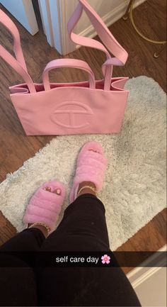 Pink Shopping, Pink Vibes, Girly Accessories, Pretty Bags