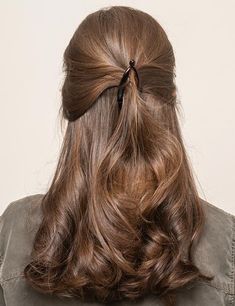 Banana Clip Hairstyles, Banana Clip, Clip Hairstyles, Winter Hairstyles, Aesthetic Hair, Hairstyles Haircuts, Charlotte Tilbury, Hair Day, Pretty Hairstyles