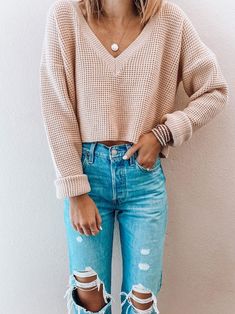 Casual Chic Outfits, Crop Pullover, Short Sweater, Model Pose, Pullover Outfit, Cropped Pullover, Woman Style, Sweater Jumper, Casual Chic Outfit