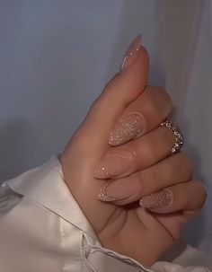 Bronze Dress Makeup Ideas, Birthday Nails Oval Shape, Nail Inspiration Sparkle, Sparkly Nail Art Designs, Elegant Winter Acrylic Nails, Pretty Birthday Nails Almond, 1920s Inspired Nails, Unique Neutral Nails, Nude And Chrome Nails