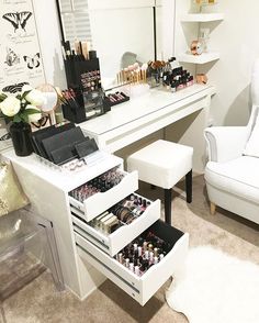 I WANT THIS... Vanity room close ups . All makeup storage by @vanitycollections In the the Alex draws is our VC Ultimate 3 draw pack. We still have our free shipping special on for this pack. Have a great weekend lovlies Link to our online store on our Insta page Makeup Room Design, Rangement Makeup, Penyimpanan Makeup, Makeup Desk, Room Setup