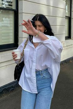 Western Outfits Women Inspiration, Simple Pretty Outfits Casual, Fits With White Shirt, Casual Photo Poses, Shirt Outfit Ideas Woman, Outfit Ideas Everyday Summer, White Shirt Poses For Women, Shirt Outfits Women Casual Summer, Casual White Shirt Outfit Women