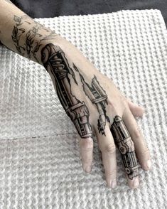 Robot Hand Tattoo, Robotic Arm Tattoo, Biomech Tattoo, Herren Hand Tattoos, Robot Tattoo, Hand Tattoo Designs, Cyberpunk Tattoo, Mandala Hand Tattoos, Robot Hand