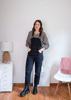 January Winter Style Series: 30 Looks - Seasons + Salt Dungarees Outfit Winter, Black Dungarees Outfit, Overalls Outfit Winter, Black Overalls Outfit, Styling Overalls, Dungarees Outfits, Dungaree Outfit, Black Dungarees, Super High Waisted Jeans