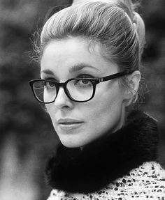 Old Money Glasses, Eyeglasses 2023, 70s Actresses, Office Baddie, New Wave Cinema, Sister Golden Hair, Old Money Chic, Coquette Old Money, Rolls Royce Black